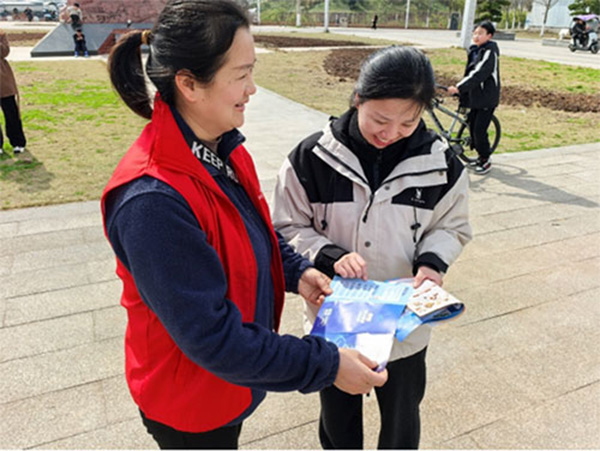 為市民講解消費風險提示。人保財險重慶分公司供圖