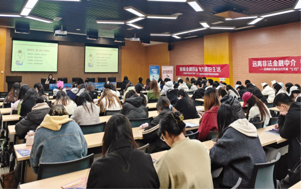 送金融知識進校園。招商銀行重慶分行供圖