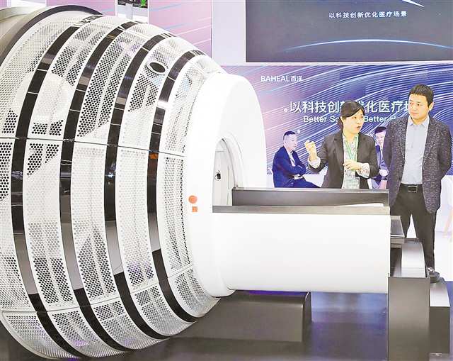 外形酷似陀螺的ZAP-X火星舟放射外科機器人。記者 李珩 攝/視覺重慶