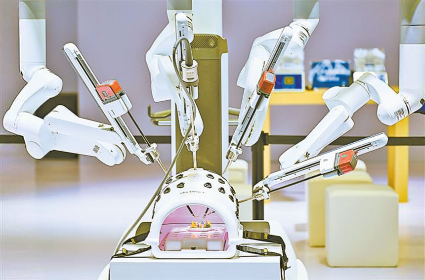 2025中國醫學裝備展覽會上，眾多先進醫學裝備產品引人注目。手術機器人演示現場。新華社記者 王全超 攝