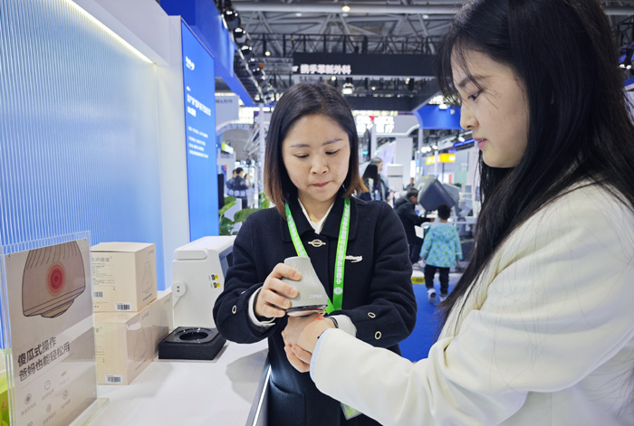 工作人員展示超聲波關節按摩儀。重慶海扶醫療供圖