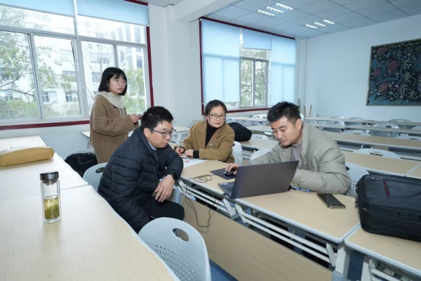 賽項技術團隊在比賽場地開展實地對接工作。重慶工貿職業技術學院供圖