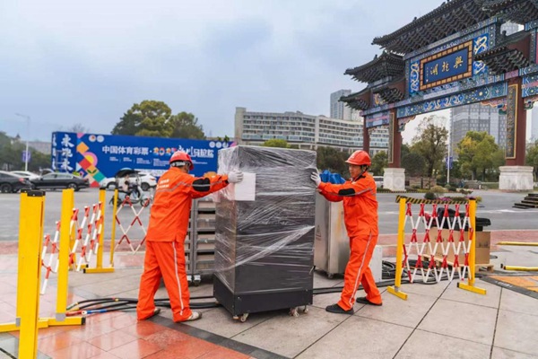 電力人員安裝ups不間斷電源設備。國網重慶永川供電公司供圖