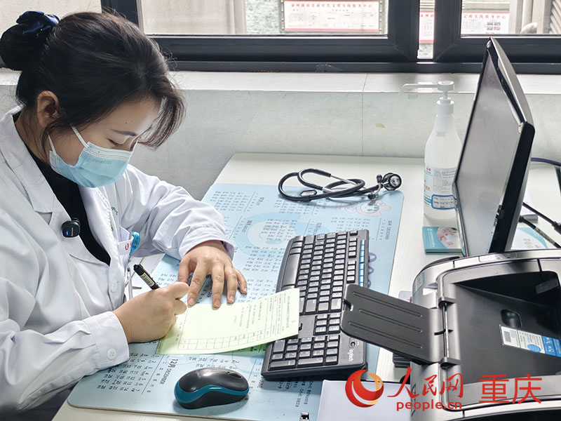 3月18日，重慶首張公共衛生醫師處方在九龍坡區渝州路街道社區衛生服務中心開出。
