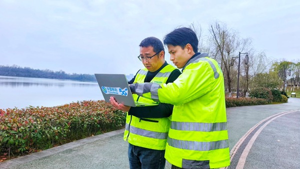 作業人員在現場進行信號測試。重慶移動供圖