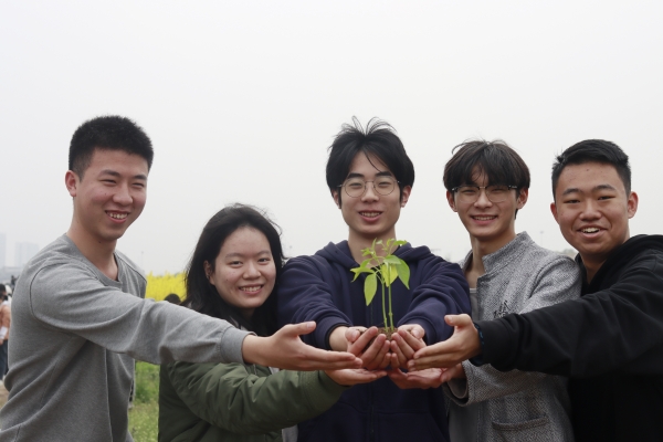 學生合影。重慶理工大學供圖