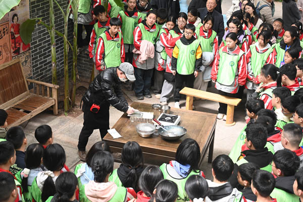 米花糖技藝制作展示。江津區教委供圖