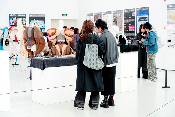 市民觀看展覽。四川美術學院供圖