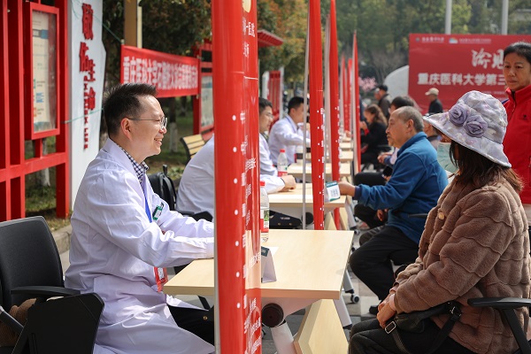 義診活動現場。重醫附屬大學城醫院供圖