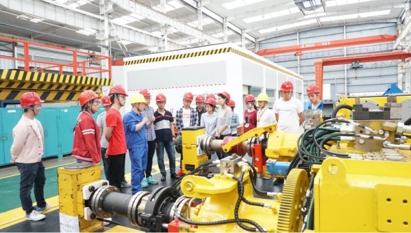 學生在企業學習行業工程項目研究流程。重慶科技大學機械與智能制造學院供圖