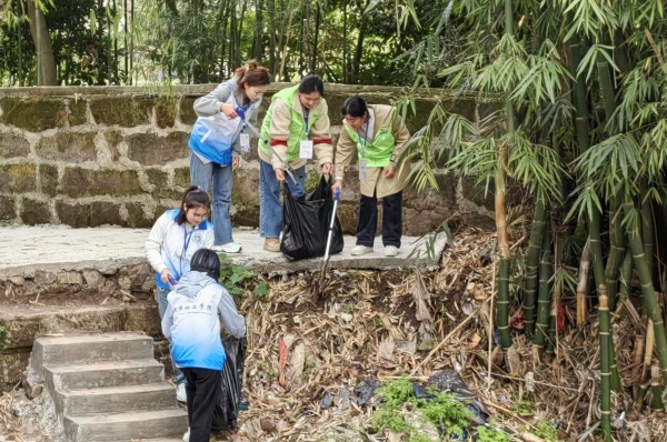 志愿者開展巡河護河行動。西南大學化學化工學院宣傳部供圖