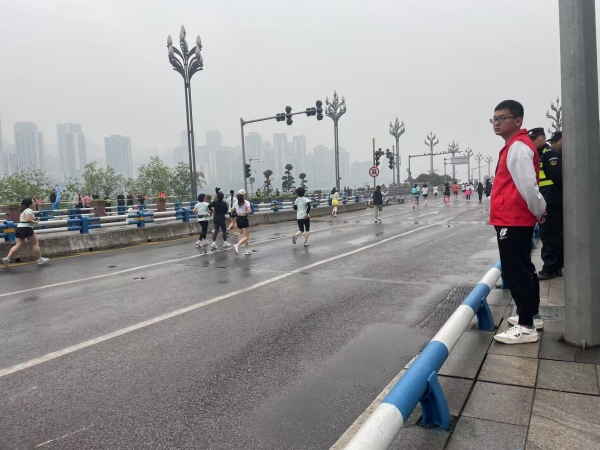 鐵山青年突擊隊隊員在現場值守。江北區委組織部供圖