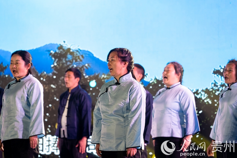 “村晚”舞臺上的周廷勇（中）。人民網 涂敏攝