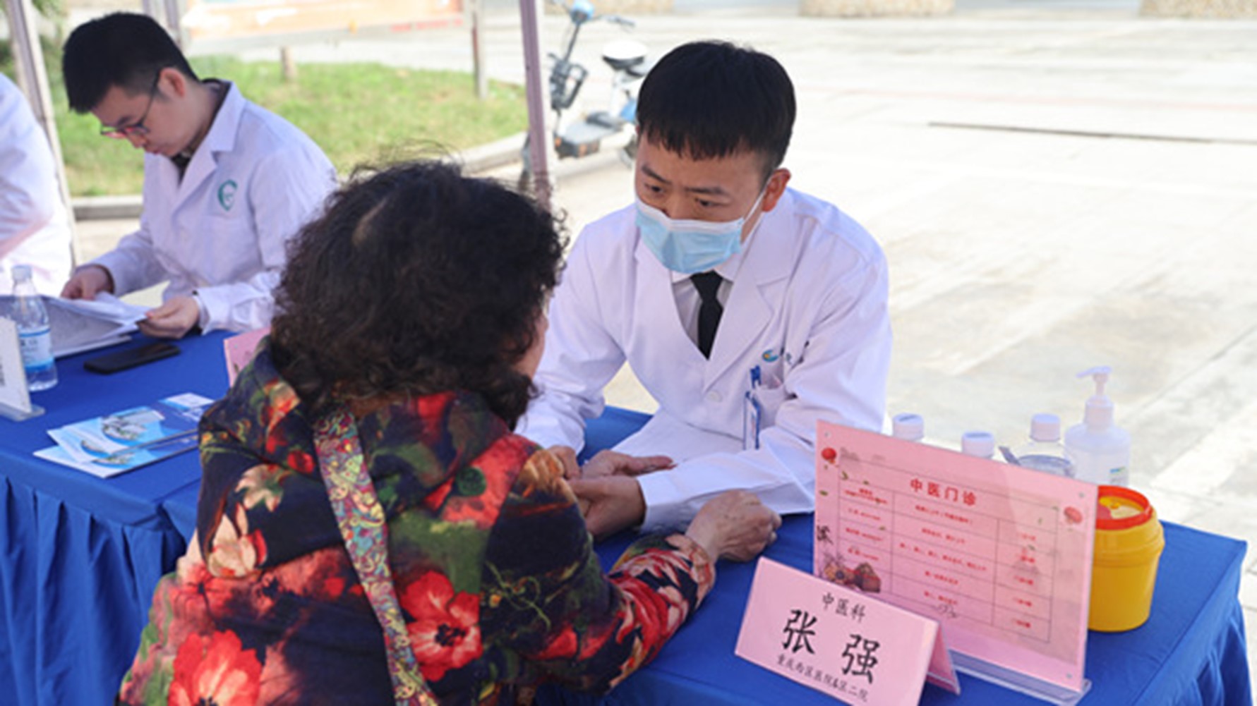 健康咨詢。重慶西區醫院供圖