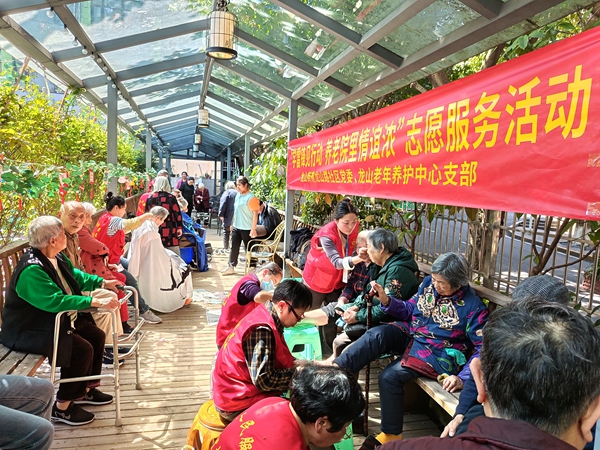 志愿服務送來溫暖和關懷。楊云攝