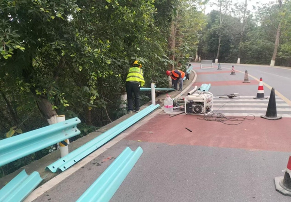 修補破損護欄。九龍坡區交通運輸委員會供圖