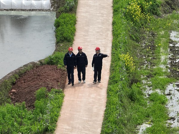 電力員工在梁平區驗收現場走訪。梁燕攝