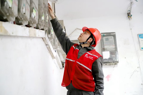 電力員工檢查老舊小區電力設施。國網重慶永川供電公司供圖