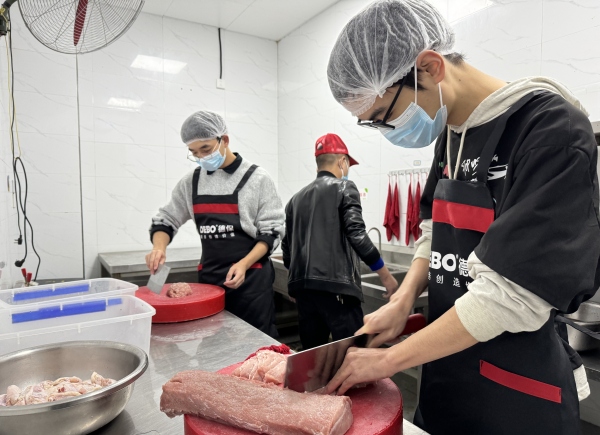 “炊事員”們正在進行食材切配。重慶理工大學供圖