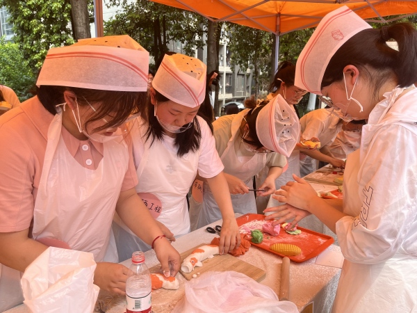 飲食文化節現場，學生正在制作錦鯉造型的面食。重慶理工大學供圖