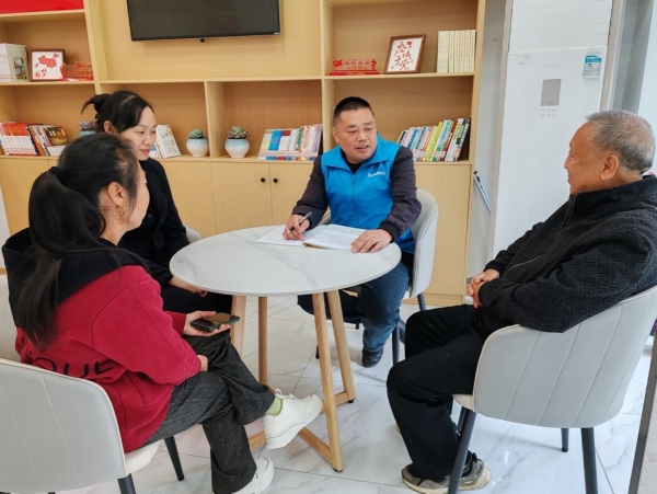 “貴和調解工作室”正在開展矛盾糾紛調解工作。泥溪鎮供圖