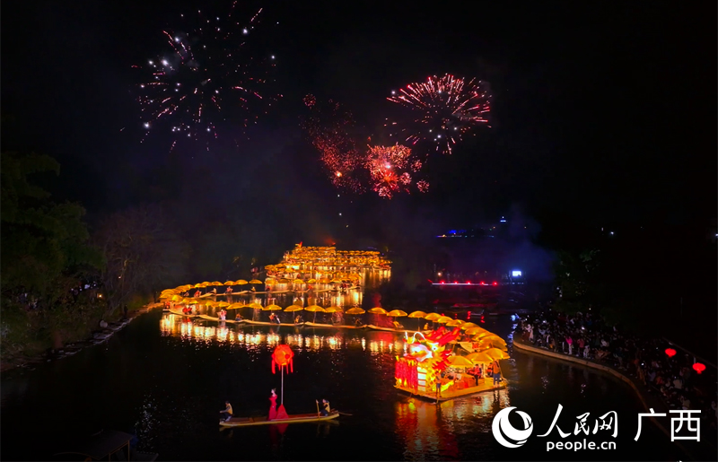 漓江漁火節“金龍巡游”活動。人民網 付華周攝