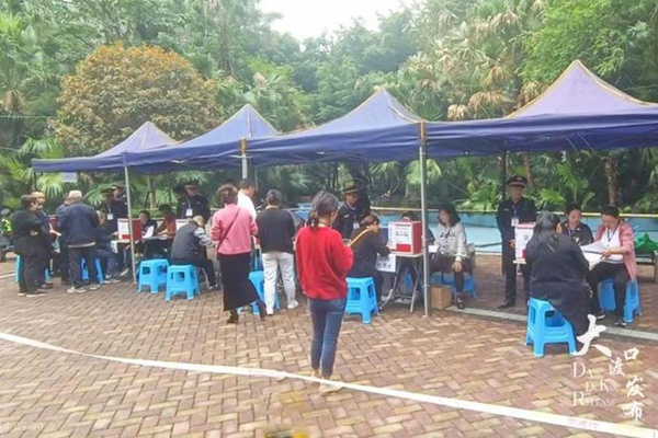 相關部門約談小區物業。大渡口發布供圖