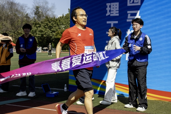 博士生導師彭宗舉沖刺現場。重慶理工大學供圖