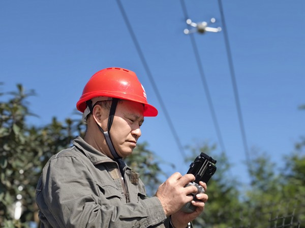 國網重慶永川供電公司員工使用無人機對線路通道進行巡視。國網重慶永川供電公司供圖