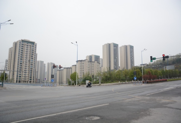 港悅北路大橋十字路口的紅綠燈經整改后正式投用。劉航宇攝