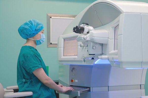 重醫附屬大學城醫院醫護人員在進行術前準備。曾英豪攝