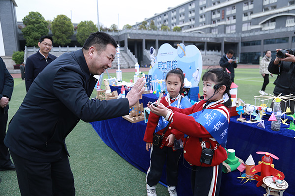 學生講解創作的科技作品。唐文蕤攝