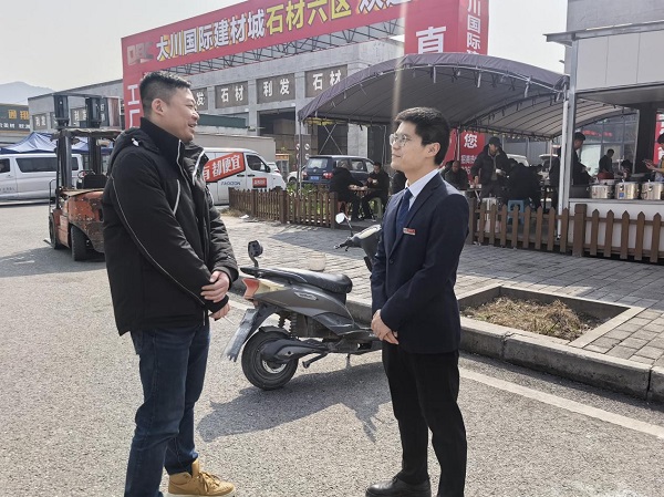 重慶農商行沙坪壩支行客戶經理李林坤（右）與重慶國際物流樞紐園區建設有限責任公司大川項目負責人張博（左）在大川國際建材城現場考察項目。重慶農商行供圖