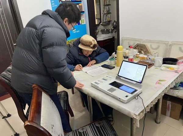 主動上門為客戶服務。浦發銀行重慶分行供圖