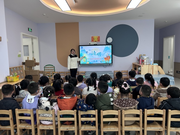 老師帶領大家朗誦詩歌。龍山街道供圖