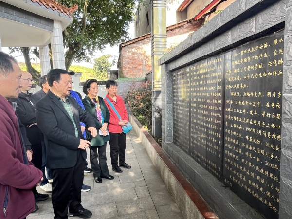 黨員代表講述革命先烈事跡。龍山街道供圖