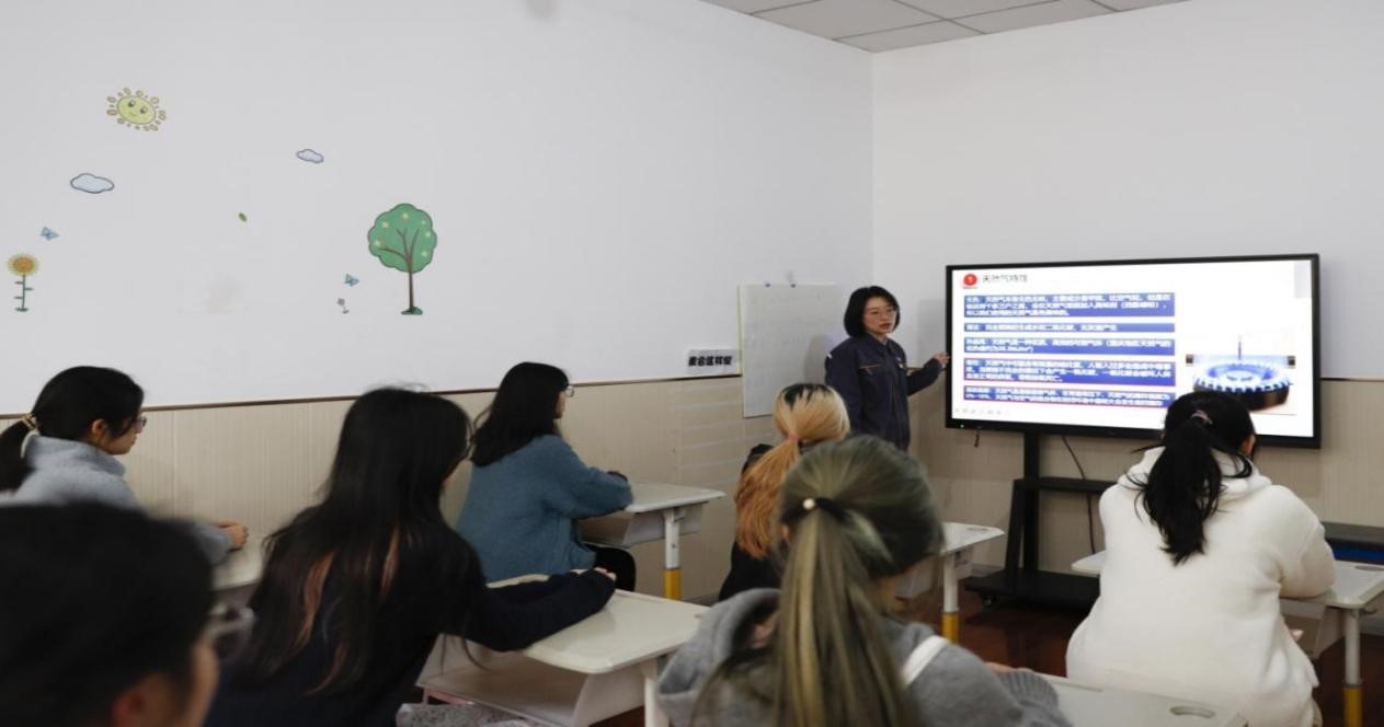 志愿者宣講燃氣安全知識。重慶燃氣集團供圖