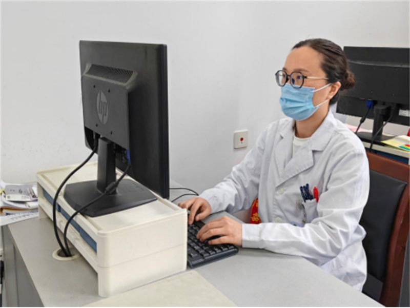 梅春霞的工作照。重慶市中醫院供圖