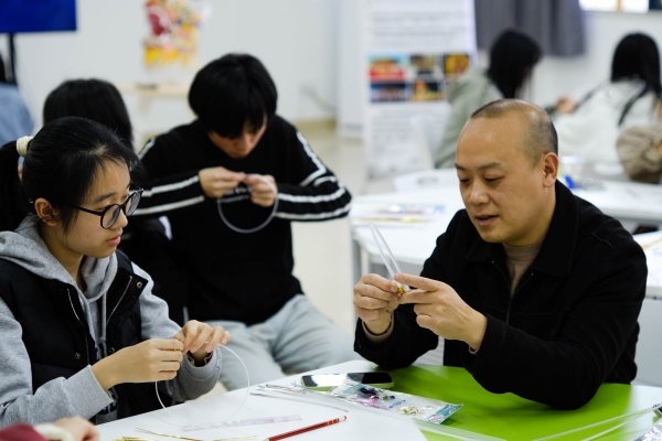 逯德軍現場教學“彩扎龍珠”。重慶理工大學供圖