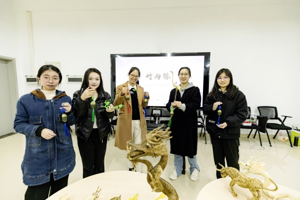 棕編活動現場。重慶理工大學供圖