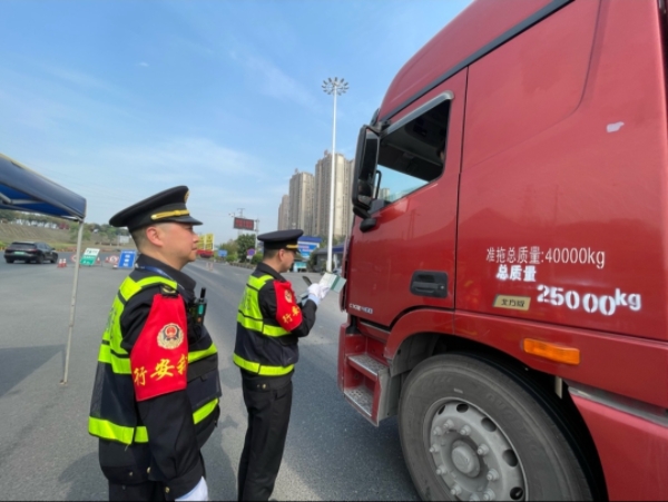 交通執法人員開展執法檢查。重慶市交通運輸執法總隊供圖