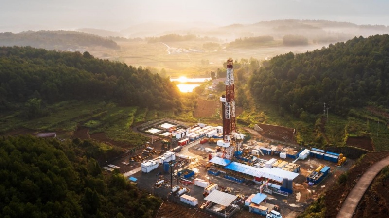 晨曦中的涪陵頁巖氣田鉆井平臺。涪陵頁巖氣公司供圖
