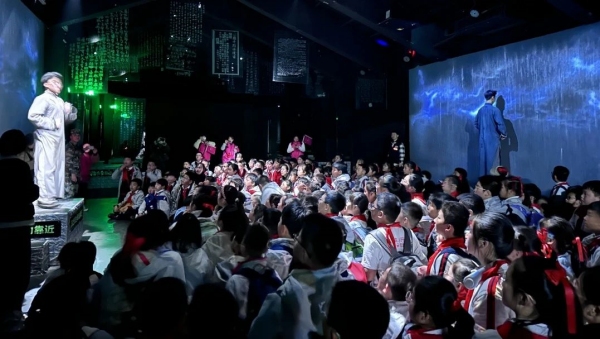 師生觀看原創沉浸式體驗劇《黎明之前》。重慶謝家灣學校供圖