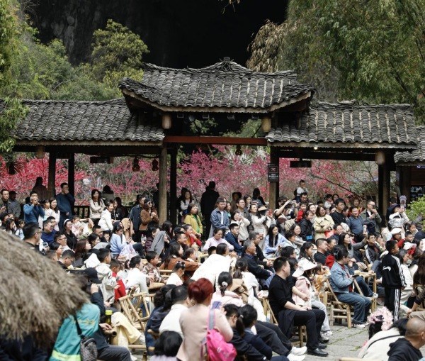桃花源景區游人如織。酉陽旅投供圖