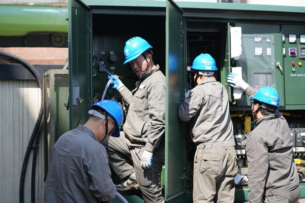 電力員工檢修老舊小區變壓器。國網重慶永川供電公司供圖