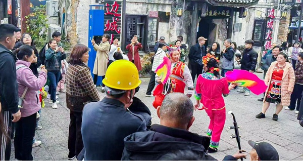 游客在洪安邊城旅游區觀看秀山花燈表演。姚華勝攝