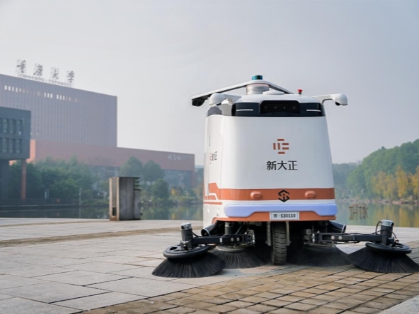 新大正智能清潔機器人“大白”日常作業。新大正供圖