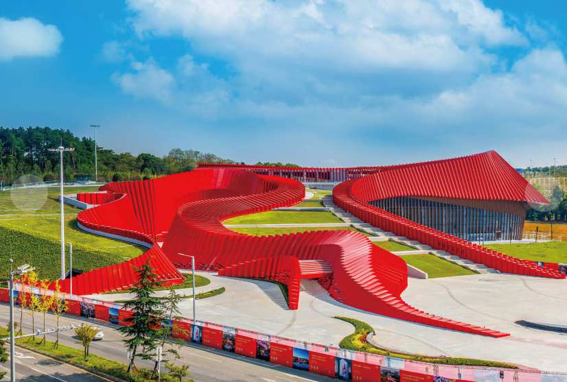 貴州長征文化數字藝術館如“紅色飄”嵌入大地。貴州長征文化數字藝術館供圖
