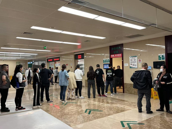 大量“雷暴哮喘”患者在急診就診。重醫附二院供圖