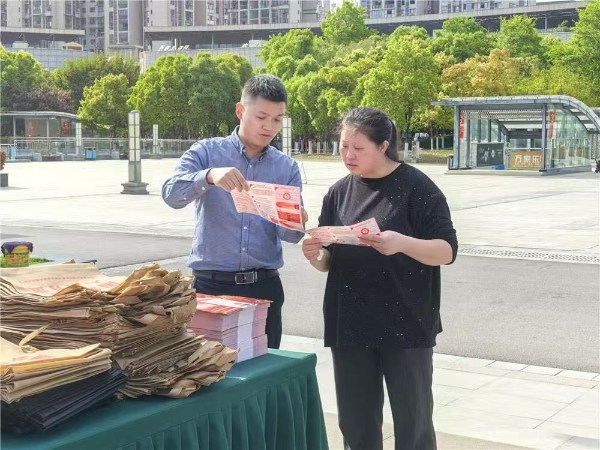 講解國家安全知識。郎興花攝